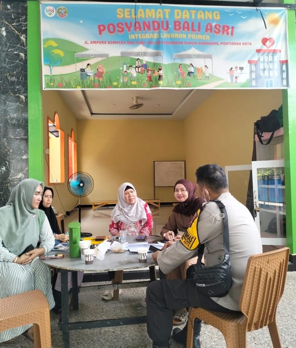 Sambang Posyandu Bali Asri, Bhabinkamtibmas Polsek Pontianak Kota Ajak Warga Jaga Kamtibmas