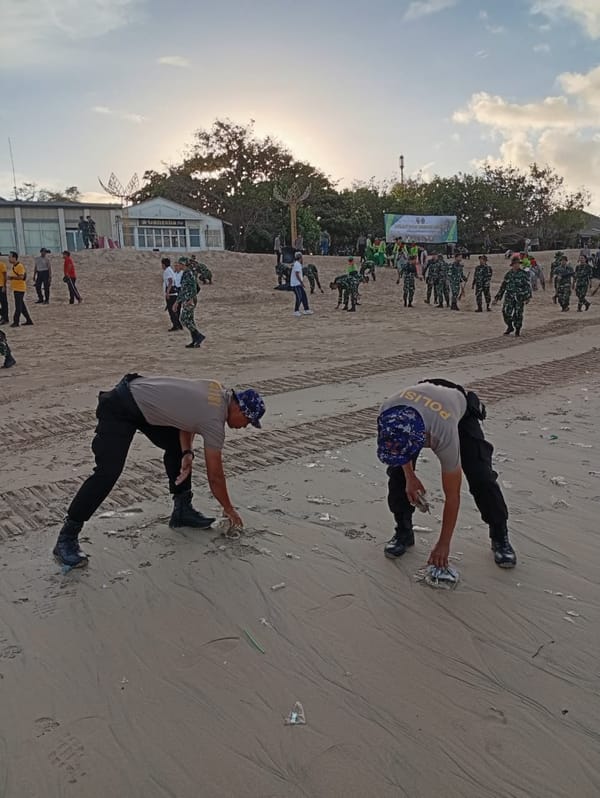 Polda Bali Gelar Aksi Karya Bakti Pembersihan pantai Kedonganan