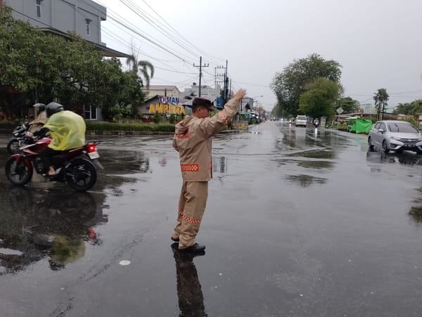 Hujan Lebat Tak Jadi Halangan, Unit Lantas Polsek Kota Tetap Bertugas
