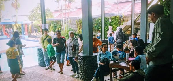 Polsek Pontianak Kota Lakukan Pengamanan Swimming With Aming Coffee