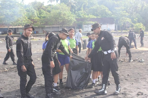Wujud Kepedulian Lingkungan, Brimob Polda Bali Laksanakan Karya Bakti di Pantai Klating