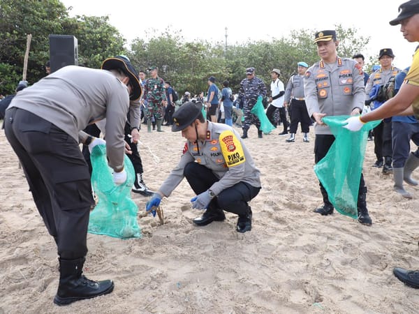 Kapolda Bali dan 5.000 Relawan Satukan Langkah Bersihkan Pantai Kedonganan