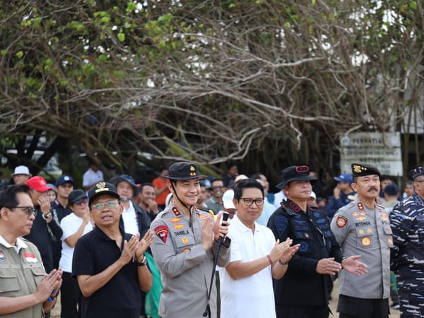 Kapolda Bali dan 5.000 Relawan Satukan Langkah Bersihkan Pantai Kedonganan