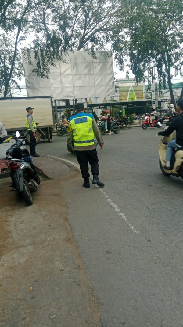 Lantas dan Binmas Polsek Pontianak Timur Hadir Saat Jam Sibuk Pagi