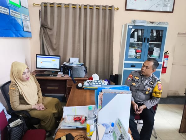Bhabinkamtibmas Polsek Pontianak Kota Aktif Lakukan Sambang Kamtibmas di Kelurahan Tengah