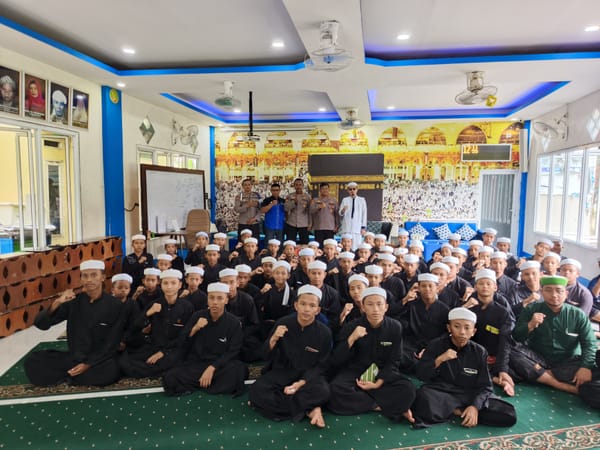 Wujud Kepedulian, Kapolsek Pontianak Timur Beri Bantuan Sembako ke Ponpes