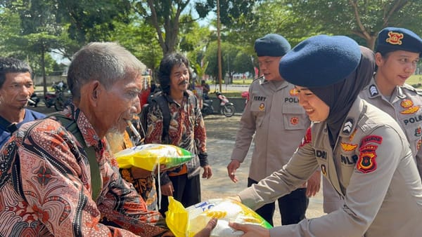 Humanis di Garis Depan, Brimob Jambi Bagikan Tali Asih kepada Massa Aksi Damai Masyarakat SAD