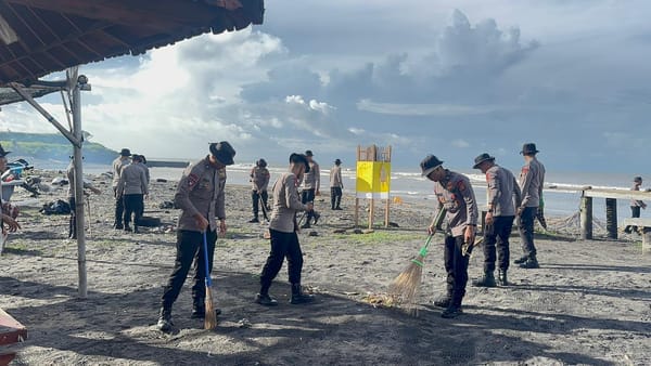 Kurve di Pantai Yeh Gangga Personil Brimob Ajak Masyarkat Jaga Kebersihan