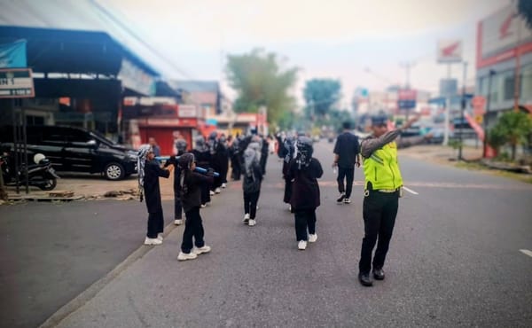 Polsek Pontianak Kota Turunkan Personel untuk Amankan Pawai Ta’aruf Siswa MIN 1