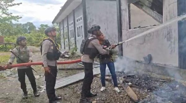 Gerak Cepat Tim Tindak Yahukimo Tangani Kebakaran di SMA Negeri 2 Dekai