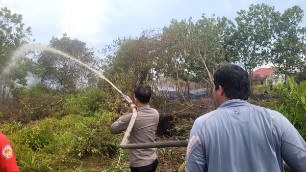Respons Cepat Polsek Pontianak Utara Cegah Kebakaran Meluas Saat Cuaca Kering