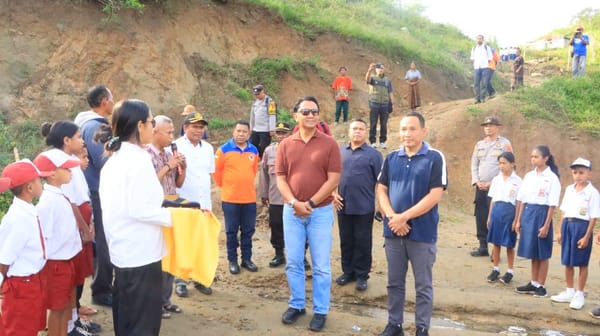 Pastikan Proses Belajar Tetap Berjalan, Wakapolda NTT Dirikan Tenda Darurat di SMP 48 Sa Ate Gaikiu