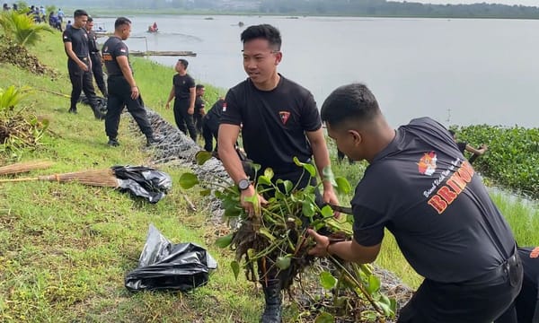 Satbrimob Polda Jateng Bersihkan Obyek Wisata dan Fasilitas Publik, Dukung Gerakan Indonesia ASRI