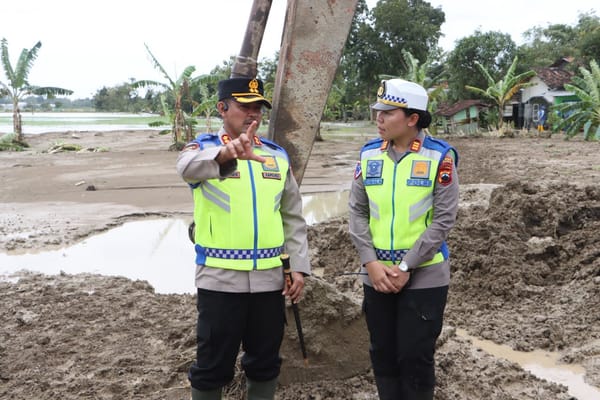 Akses Utama Semarang–Purwodadi Lumpuh 18 Meter, Polisi Alihkan Arus Lewat Gubug dan Demak