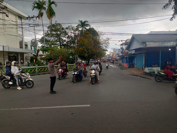 Hadir di Tengah Keramaian, Polsek Pontianak Timur Jaga Kondusivitas Pasar Juadah
