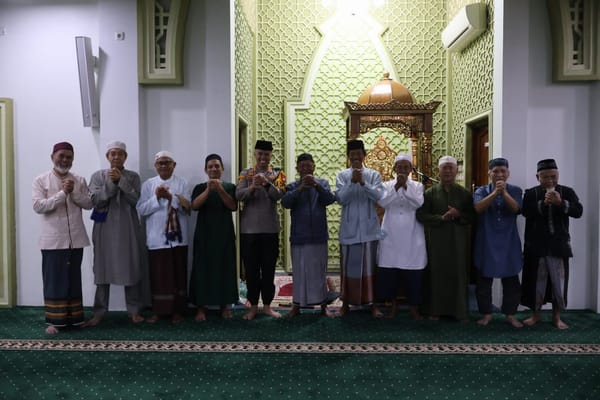 Pererat Silaturahmi, Kapolresta Pontianak Shalat Subuh di Masjid Al Jamaah