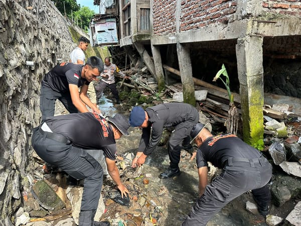 Aksi Masif Brimob Jateng Bersih-Bersih Kota: Dari Sungai Tersumbat hingga Taman Kumuh Disulap Jadi Nyaman