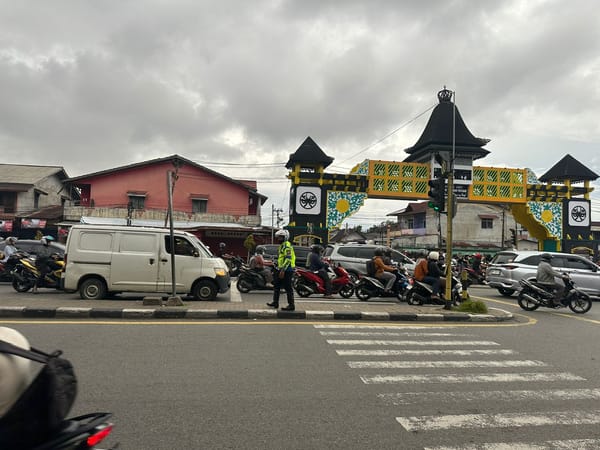 Personel Pospam Tanjung Raya Urai Kemacetan di Simpang Tanjung Raya Saat Sore Hari