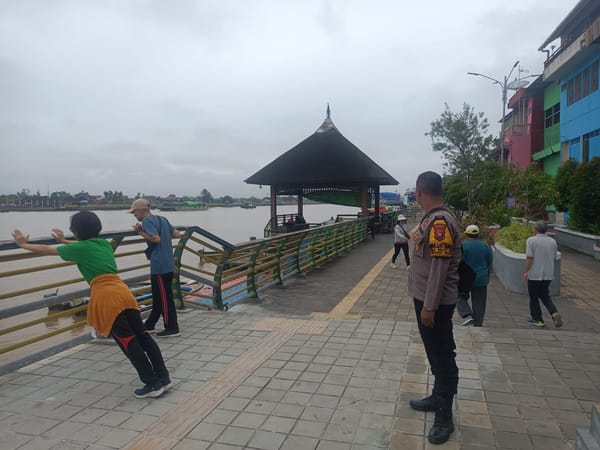 Jaga Keamanan Pengunjung, Bhabinkamtibmas Gelar Patroli Jalan Kaki di Water Front