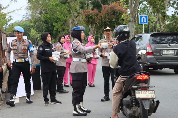 Sambut Ramadan 1447 H, Polresta Pontianak Berbagi Takjil untuk Masyarakat