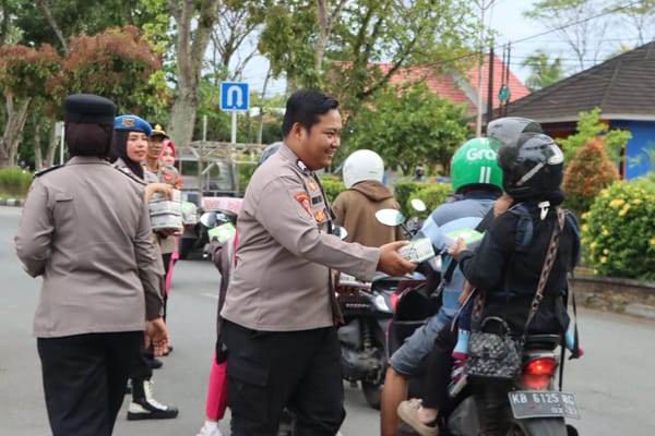 Ramadan 1447 H, Polresta Pontianak Hadir Berbagi Takjil di Tengah Masyarakat