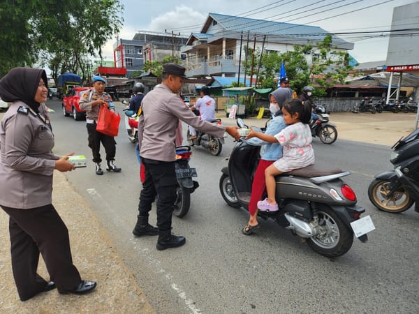 Polsek Pontianak Utara Semarakkan Ramadan dengan Aksi Berbagi Takjil