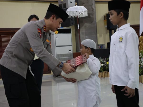 Kapolda Bali Gelar Buka Puasa Bersama Insan Pers dan Berikan Santunan kepada Anak Yatim