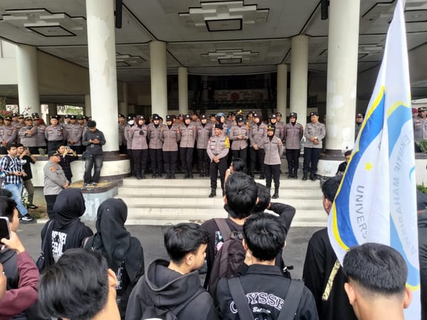Ratusan Massa Sampaikan Tuntutan, Lalu Lintas Sempat Padat, Polisi Sigap Atur Arus
