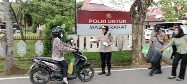 Polisi Berbagi di Jalanan, Kapolsek Pontianak Selatan Hadirkan Ramadan Penuh Kebersamaan