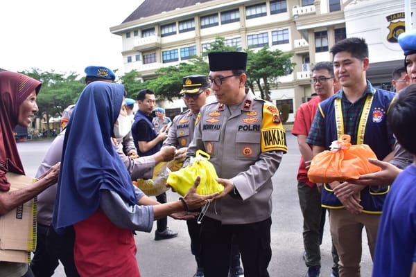 Polda Jambi Berbagi Berkah Ramadan: Ratusan Paket Takjil dan Sembako Diserahkan ke Pengendara