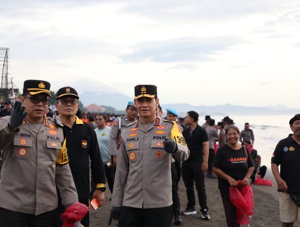 Jaga Keseimbangan Ekosistem Pantai dan Laut, Kapolda Bali Ikut Dalam Aksi Bersih-Bersih Pantai Padang Galak