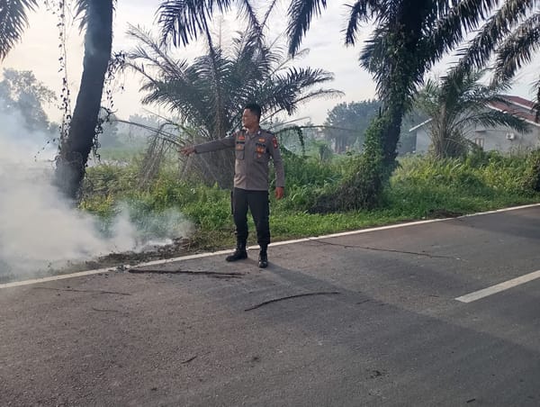 Panas Terik Picu Kebakaran Lahan, Polsek Pontianak Utara dan Damkar Bergerak Cepat
