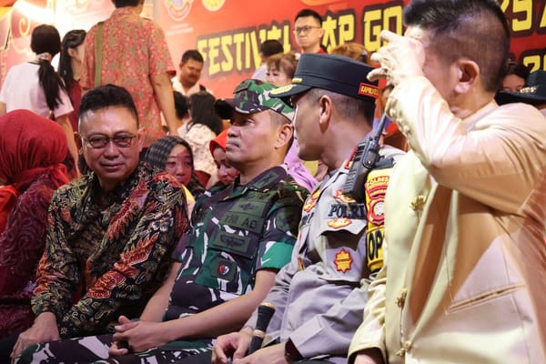 Ribuan Warga Saksikan Parade Naga Bersinar 2026, Polresta Pontianak Jaga Ketertiban