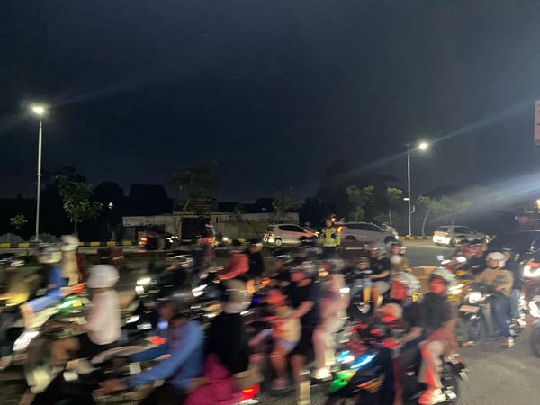 Pengaturan Intensif, Personel Pos Pam Tanjung Raya Kendalikan Lalu Lintas Malam