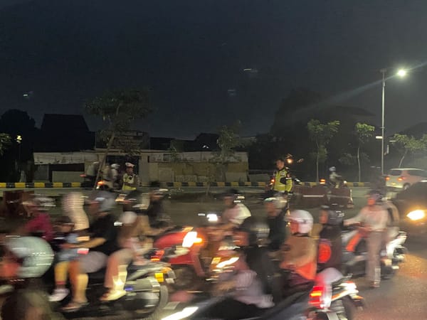 Arus Lalu Lintas Padat, Personel Pos Pam Tanjung Raya Turun Tangan