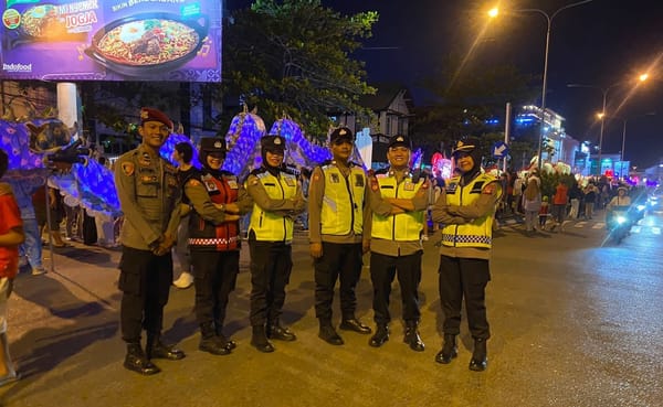 Ribuan Warga Padati Parade Naga Bersinar 2026, Polisi Pastikan Situasi Aman