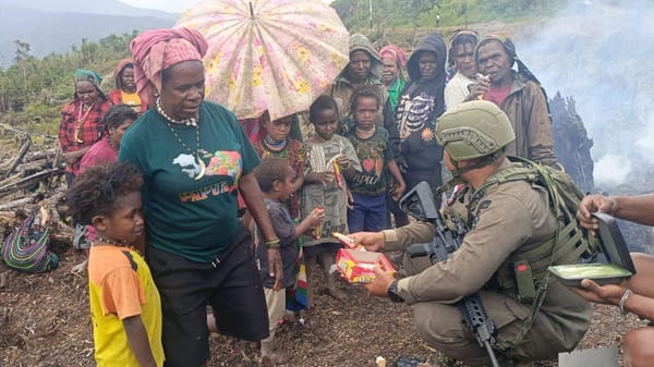 Hangatnya Kebersamaan di Sugapa, Polisi dan Anak-Anak Papua Ciptakan Momen Penuh Tawa