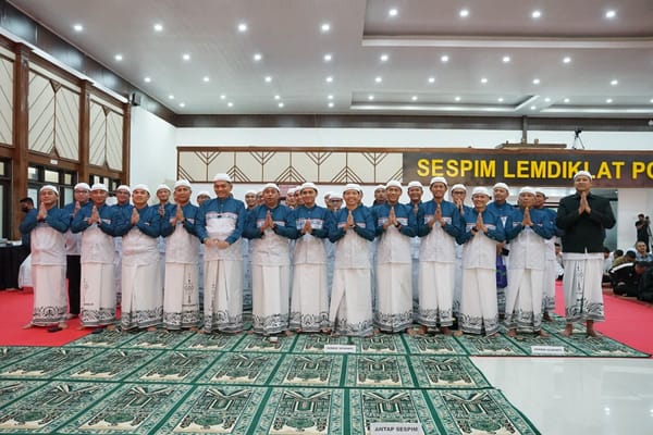 Tak Hanya Belajar Kepemimpinan, Serdik Sespimti Polri Turun Langsung Bangun Rumah dan Tebar Kebaikan
