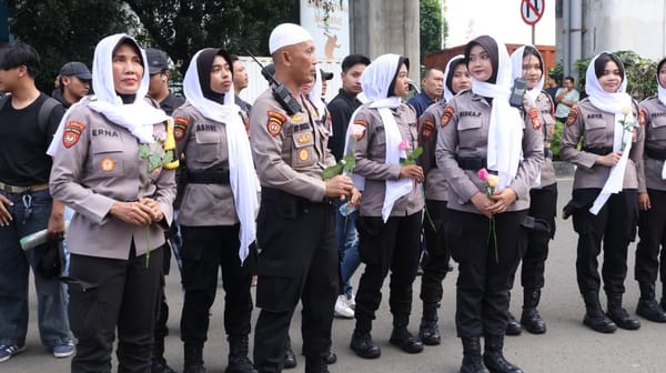 Sejukkan Ramadhan, Polda Metro Jaya Kedepankan Pendekatan Humanis dan Tim Sholawat Saat Layani Aspirasi Mahasiswa