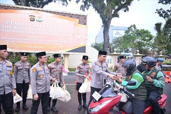 Kapolda Jambi Bersama Bhayangkari, OKP dan Ormas Bagikan Takjil kepada Masyarakat dan Ojek Online