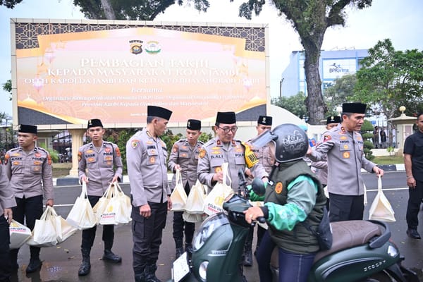 Kapolda Jambi Gandeng Bhayangkari, OKP, dan Ormas Berbagi Takjil untuk Warga serta Pengemudi Ojol di Bulan Ramadan