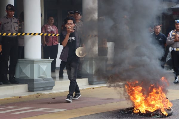 Pengamanan Humanis, Polresta Pontianak Jaga Aksi Unjuk Rasa SOLMADAPAR di Disnakertrans Kalbar
