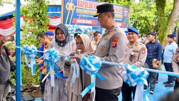 Kapolda Kalteng Salurkan Bantuan Bedah Rumah dan Bansos untuk Warga Bereng
