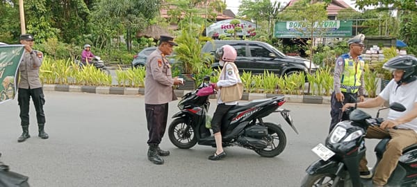Polisi Turun ke Jalan, Polsek Pontianak Selatan Berbagi Takjil untuk Warga