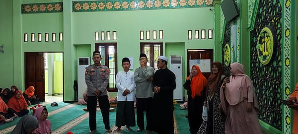 Polisi dan Warga Berbagi Kebahagiaan, Waka Polsek Pontianak Timur Hadiri Santunan Dhuafa