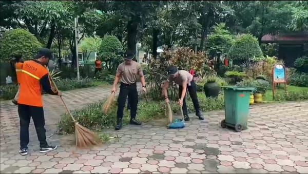 Aksi Korvey Brimob Polda Jateng dan Warga Bersihkan Pantai, Permukiman dan Ruang Publik