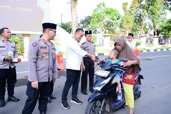 Ditreskrimsus dan Bidhumas Polda Jambi Gelar Giat Berbagi Takjil