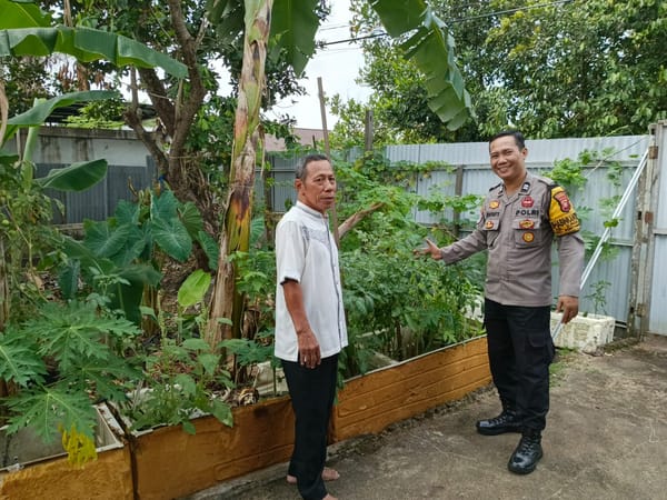 Polisi Sambangi Pekarangan Bergizi Milik Warga di Sungai Jawi