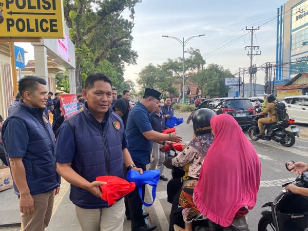 Ramadan Penuh Berkah, Ditresnarkoba Polda Jambi Berbagi Takjil kepada Warga