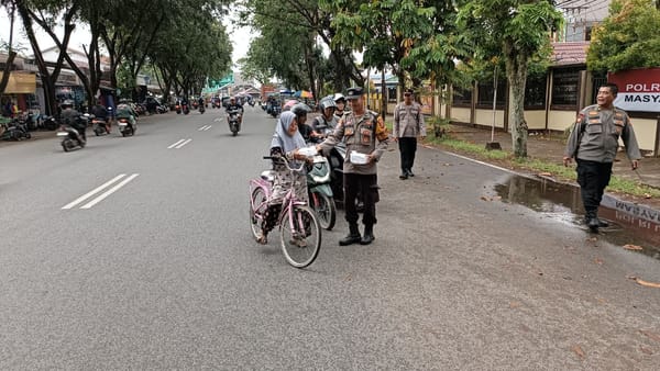Tebar Kepedulian di Ramadan, Polsek Pontianak Barat dan Bhayangkari Bagikan Takjil